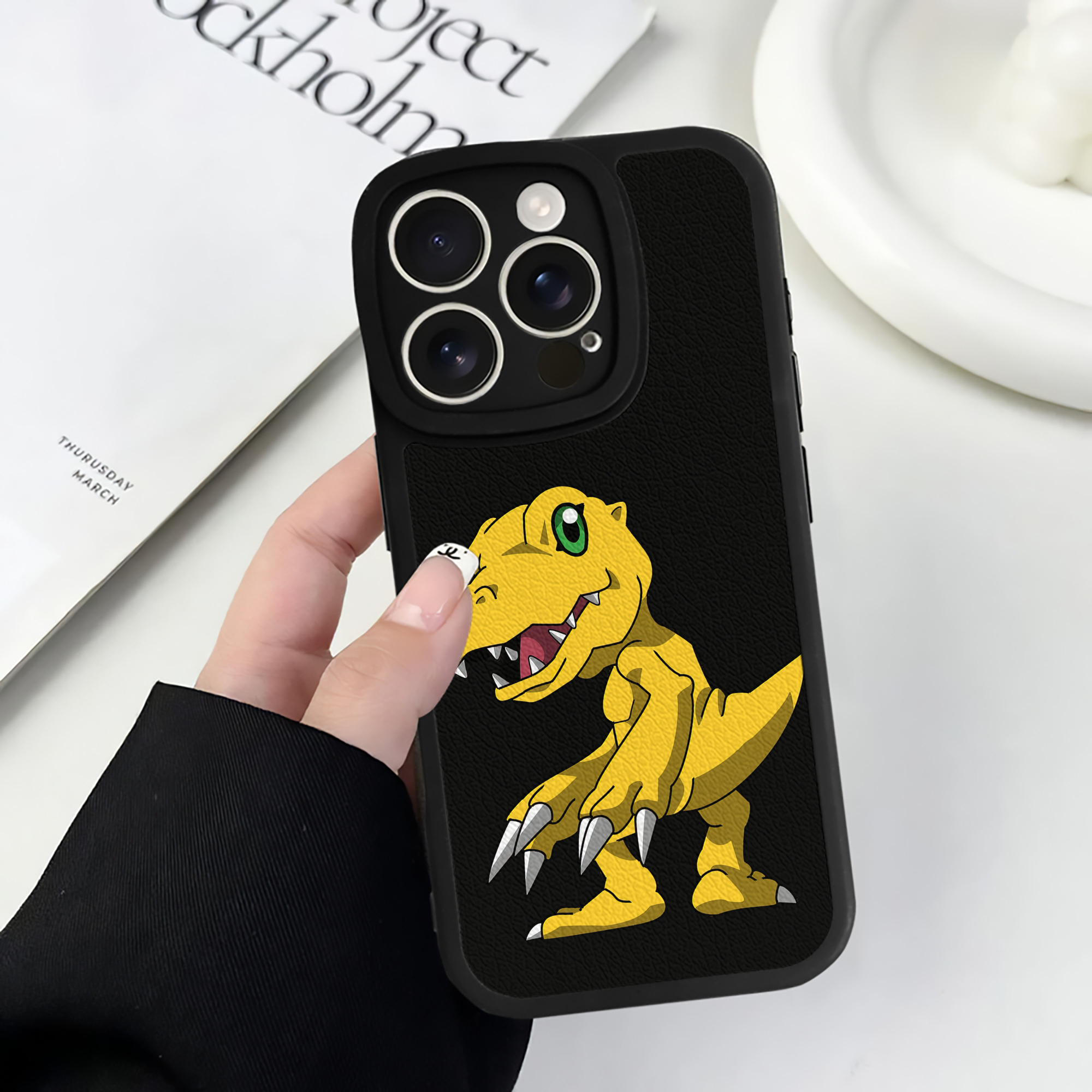 （画像用） Digimon デジタルモンスター/デジモン 【iPhone 16シリーズ対応】シリコンスマホケース（レザー調） 材質：シリコン